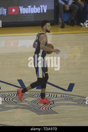 Oakland, Kalifornien, USA. 13. Juni, 2019. OAKLAND, Kalifornien - 13. Juni: Stephen Curry #30 der Golden State Warriors steuert den Ball gegen die Toronto Raptors in der ersten Hälfte beim Spiel sechs der 2019 NBA Endrunden bei Oracle Arena am Juni 13, 2019 in Oakland, Kalifornien. Armando Arorizo Quelle: Prensa Internacional/ZUMA Draht/Alamy leben Nachrichten Stockfoto