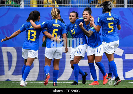Montpellier, tamires (2 L) und Leticia Santos (1. L) in der Gruppe C Spiel zwischen Brasilien und Australien im Jahr 2019 die FIFA Frauen-WM in Montpellier. 13. Juni, 2019. Cristiane (2. R) von Brasilien feiert zählen mit ihren Mannschaftskameraden Thaisa (1. R), Marta (C), tamires (2 L) und Leticia Santos (1. L) in der Gruppe C Spiel zwischen Brasilien und Australien im Jahr 2019 die FIFA Frauen-WM in Montpellier, Frankreich Am 13. Juni 2019. Credit: Chen Yichen/Xinhua/Alamy leben Nachrichten Stockfoto