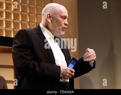 London, Großbritannien. 13. Juni, 2019. Hollywood Schauspieler John Malkovich führt die Besetzung der bitteren Weizen im Garrick Theatre, London. Auch starring Doon Mackichan, Ioanna Kimbook und Alexander Arnold Credit: SOPA Images Limited/Alamy leben Nachrichten Stockfoto