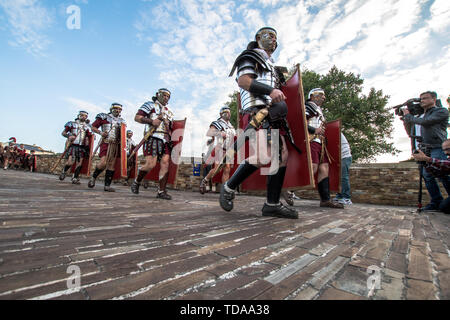 Lugo, Spanien. 13. Juni, 2019. Männer gekleidet wie Römischen Zenturios während der Performance in der Arde Lucus Festival. Arde Lucus, gefeiert in der Stadt seit 2001 Ende Juni, ist einem galizischen Festival der touristischen Interesse. Es belebt die Gallaecian-Roman Vergangenheit der Stadt und es war seine Gründung zu gedenken. Credit: SOPA Images Limited/Alamy leben Nachrichten Stockfoto