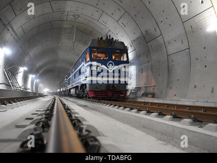 (190614) - Peking, 14. Juni 2019 (Xinhua) - Foto am 12. Juni 2019 zeigt die Tracks der Beijing-Zhangjiakou High-Speed-Bahn in einem Tunnel in Peking, der Hauptstadt von China. Mit dem letzten stahl schiene Stück Mittwoch in einem Tunnel der u-Bahn der Tsinghua Universität in Peking festgelegt, die den Überblick über die gesamte Länge des Beijing-Zhangjiakou High-Speed-Bahn gebaut wurde. Die ursprüngliche Eisenbahnverbindung zwischen den beiden Städten, bekannt als Chinas erste unabhängig voneinander entworfen und gebaut, wurde 1909 in Betrieb genommen. Mit einer Geschwindigkeit von 350 km pro Stunde, der 174 Kilometer langen neuen tr Stockfoto