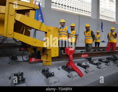 (190614) - Peking, 14. Juni 2019 (Xinhua) -- Stahl rail Stücke des Beijing-Zhangjiakou High-Speed-Bahn in einem Tunnel in Peking, die Hauptstadt Chinas, am 12. Juni 2019. Mit dem letzten stahl schiene Stück Mittwoch in einem Tunnel der u-Bahn der Tsinghua Universität in Peking festgelegt, die den Überblick über die gesamte Länge des Beijing-Zhangjiakou High-Speed-Bahn gebaut wurde. Die ursprüngliche Eisenbahnverbindung zwischen den beiden Städten, bekannt als Chinas erste unabhängig voneinander entworfen und gebaut, wurde 1909 in Betrieb genommen. Mit einer Geschwindigkeit von 350 km pro Stunde, der 174 Kilometer langen neuen tra Stockfoto