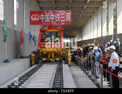 (190614) - Peking, 14. Juni 2019 (Xinhua) - ein Anschluss zur Maschine arbeitet auf der Spur des Beijing-Zhangjiakou High-Speed-Bahn in einem Tunnel in Peking, der Hauptstadt von China, am 12. Juni 2019. Mit dem letzten stahl schiene Stück Mittwoch in einem Tunnel der u-Bahn der Tsinghua Universität in Peking festgelegt, die den Überblick über die gesamte Länge des Beijing-Zhangjiakou High-Speed-Bahn gebaut wurde. Die ursprüngliche Eisenbahnverbindung zwischen den beiden Städten, bekannt als Chinas erste unabhängig voneinander entworfen und gebaut, wurde 1909 in Betrieb genommen. Mit einer Geschwindigkeit von 350 km pro Stunde, 174 kilomet Stockfoto