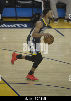 Oakland, Kalifornien, USA. 13. Juni, 2019. OAKLAND, Kalifornien - 13. Juni: Stephen Curry #30 der Golden State Warriors steuert den Ball gegen die Toronto Raptors in der ersten Hälfte beim Spiel sechs der 2019 NBA Endrunden bei Oracle Arena am Juni 13, 2019 in Oakland, Kalifornien. Armando Arorizo Quelle: Prensa Internacional/ZUMA Draht/Alamy leben Nachrichten Stockfoto