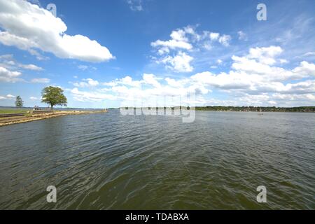 Schleswig, Deutschland. 09 Juni, 2019. 09.06.2019, wird die Schleife in Schleswig aus dem Stadtteil "Auf der Freiheit". Die ostseefjord, ein Ostsee Einlass mit brackigem Wasser gefüllt, ist ein beliebtes Segelrevier. | Verwendung der weltweiten Kredit: dpa/Alamy leben Nachrichten Stockfoto