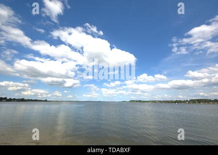 Schleswig, Deutschland. 09 Juni, 2019. 09.06.2019, wird die Schleife in Schleswig aus dem Stadtteil "Auf der Freiheit". Die ostseefjord, ein Ostsee Einlass mit brackigem Wasser gefüllt, ist ein beliebtes Segelrevier. | Verwendung der weltweiten Kredit: dpa/Alamy leben Nachrichten Stockfoto