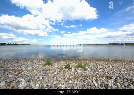 Schleswig, Deutschland. 09 Juni, 2019. 09.06.2019, wird die Schleife in Schleswig aus dem Stadtteil "Auf der Freiheit". Die ostseefjord, ein Ostsee Einlass mit brackigem Wasser gefüllt, ist ein beliebtes Segelrevier. | Verwendung der weltweiten Kredit: dpa/Alamy leben Nachrichten Stockfoto