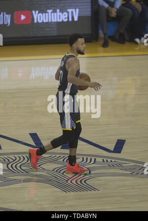 Oakland, Kalifornien, USA. 13. Juni, 2019. OAKLAND, Kalifornien - 13. Juni: Stephen Curry #30 der Golden State Warriors steuert den Ball gegen die Toronto Raptors in der ersten Hälfte beim Spiel sechs der 2019 NBA Endrunden bei Oracle Arena am Juni 13, 2019 in Oakland, Kalifornien. Armando Arorizo Quelle: Prensa Internacional/ZUMA Draht/Alamy leben Nachrichten Stockfoto