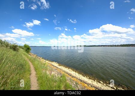 Schleswig, Deutschland. 09 Juni, 2019. 09.06.2019, wird die Schleife in Schleswig aus dem Stadtteil "Auf der Freiheit". Die ostseefjord, ein Ostsee Einlass mit brackigem Wasser gefüllt, ist ein beliebtes Segelrevier. | Verwendung der weltweiten Kredit: dpa/Alamy leben Nachrichten Stockfoto