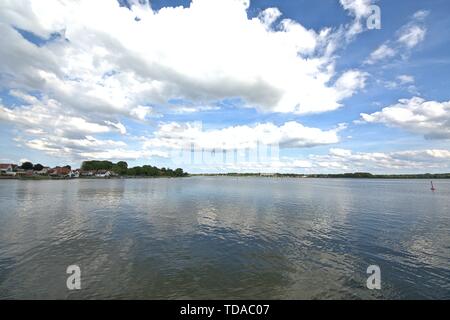 Schleswig, Deutschland. 09 Juni, 2019. 09.06.2019, die Schlei in Schleswig. Die ostseefjord, ein Ostsee Einlass mit brackigem Wasser gefüllt, ist ein beliebtes Segelrevier. Im Hintergrund ist die Fischersiedlung Holm. | Verwendung der weltweiten Kredit: dpa/Alamy leben Nachrichten Stockfoto