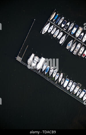 Berlin, Deutschland. 12 Juni, 2019. Boote in einem Verein liegen auf einem bootssteg am Wannsee, mit einer Drohne erfasst. Foto: Ralf Hirschberger/dpa-Zentralbild/ZB/dpa/Alamy leben Nachrichten Stockfoto