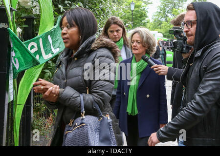 North Kensington, London. UK 14 Jun 2019 - Interviews in den Medien die Kensington und Chelsea Führer, Elizabeth Campbell, wie Sie in St. Helen's Church kommt der zweite Jahrestag des Grenfell Tower Feuerwehr zu gedenken. Am 14. Juni 2017, kurz vor 1:00 Êam brach ein Feuer in der Küche des vierten Stock an der 24-stöckige Residential Tower Block in Kensington, West London, die das Leben von 72 Menschen. Mehr als 70 weitere wurden verletzt und 223 Menschen geflohen. Credit: Dinendra Haria/Alamy leben Nachrichten Stockfoto