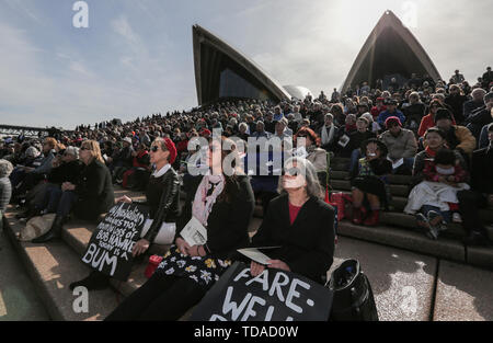 Sydney, Australien. 14 Juni, 2019. Menschen trauern, ehemaliger Australischer Premierminister Bob Hawke außerhalb des Sydney Opera House in Sydney, Australien, 14. Juni 2019. Ehemalige australische Premierminister Bob Hawke hat sich zu einem State Memorial Service innerhalb des Sydney Opera House am Freitag farewelled wurde. Als eine der wichtigsten politischen Figuren erinnert, Hawke starb friedlich im vergangenen Monat im Alter von 89 Jahren. Credit: Bai Xuefei/Xinhua/Alamy leben Nachrichten Stockfoto