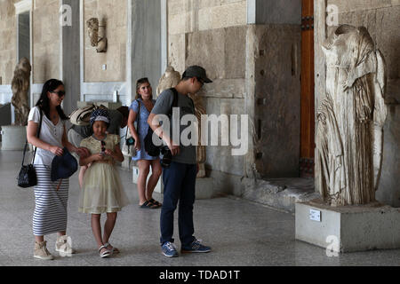 Athen, Griechenland. 13. Juni, 2019. Touristen besuchen die Stoa des Attalos in die archäologische Ausgrabungsstätte der antiken Agora in Athen, Griechenland, am 13. Juni 2019. Credit: Marios Lolos/Xinhua/Alamy leben Nachrichten Stockfoto