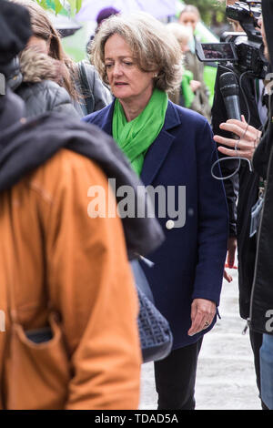 London, Großbritannien. 14 Juni, 2019. Cllr Elizabeth Campbell, Leiter des Rates der Royal Borough von Kensington und Chelsea kommt an einem Gedenkgottesdienst in der St. Helen's Church den zweiten Jahrestag des Grenfell Turm Brand am 14. Juni 2017 Mark, bei dem 72 Menschen starben und mehr als 70 wurden verletzt. Credit: Mark Kerrison/Alamy leben Nachrichten Stockfoto