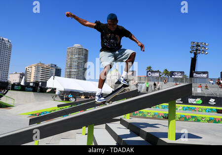 Los Angeles, USA. 13. Juni, 2019. Ein skater konkurriert während der Herren Street event Warm-up der Dew Tour 2019 skateboarding Wettbewerb in Long Beach, USA, 13. Juni 2019. Credit: Li Ying/Xinhua/Alamy leben Nachrichten Stockfoto