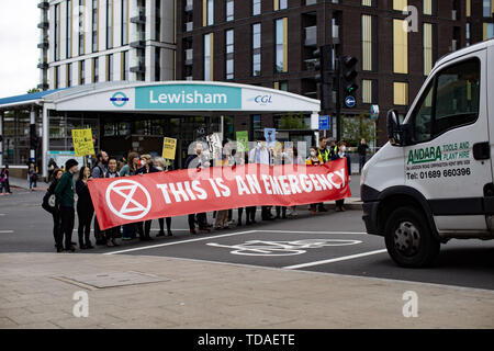 London, Großbritannien. 14 Juni, 2018. Die Demonstranten halten ein Banner und Plakate beim Blocken von der Straße während eines Protestes gegen die Luftverschmutzung in London. Aussterben Rebellion Demonstranten aus London Straßen in Major rush blockiert - Stunde Protest gegen gefährliche Luftverschmutzung in der Stadt. Credit: Ryan Ashcroft/SOPA Images/ZUMA Draht/Alamy leben Nachrichten