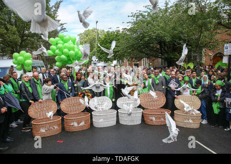 North Kensington, London. UK 14 Jun 2019 - 72 weiße Tauben sind von Überlebenden, Familie und Freunden der Opfer freigegeben nach einem Service ist in St. Helen's Church in North Kensington statt dem zweiten Jahrestag des Grenfell Turm Feuer zu gedenken. Am 14. Juni 2017, kurz vor 1:00 Êam brach ein Feuer in der Küche des vierten Stock an der 24-stöckige Residential Tower Block in Kensington, West London, die das Leben von 72 Menschen. Mehr als 70 weitere wurden verletzt und 223 Menschen geflohen. Credit: Dinendra Haria/Alamy leben Nachrichten Stockfoto