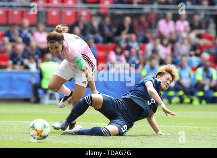 Rennes, Frankreich. 14. Juni 2019. Rachel Corsie (L) von Schottland Mias mit yuika Sugasawa von Japan während der Gruppe D Match zwischen Japan und Schottland an der 2019 FIFA Frauenfussball Weltmeisterschaft in Rennes, Frankreich, 14. Juni 2019. (Xinhua / Xu Zijian) Quelle: Xinhua/Alamy leben Nachrichten Stockfoto