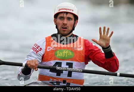 Lee Valley, Hertforshire, UK. 14 Juni, 2018. Manuelle Munsch (SUI) feiert am Ende seines laufen. 2019 ICF London canoe Slalom World Cup. Lee Valley White Water entfernt. Mens K1 Kajak. Hertfordshire. UK. 14.06.2019. Credit: Sport in Bildern/Alamy leben Nachrichten Stockfoto