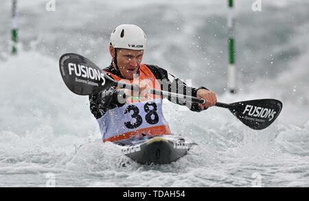 Lee Valley, Hertforshire, UK. 14 Juni, 2018. Finn Metzger (NZL). 2019 ICF London canoe Slalom World Cup. Lee Valley White Water entfernt. Mens K1 Kajak. Hertfordshire. UK. 14.06.2019. Credit: Sport in Bildern/Alamy leben Nachrichten Stockfoto