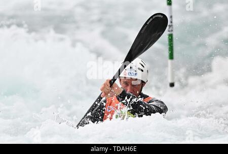 Lee Valley, Hertforshire, UK. 14 Juni, 2018. Boris Neveu (FRA). 2019 ICF London canoe Slalom World Cup. Lee Valley White Water entfernt. Mens K1 Kajak. Hertfordshire. UK. 14.06.2019. Credit: Sport in Bildern/Alamy leben Nachrichten Stockfoto