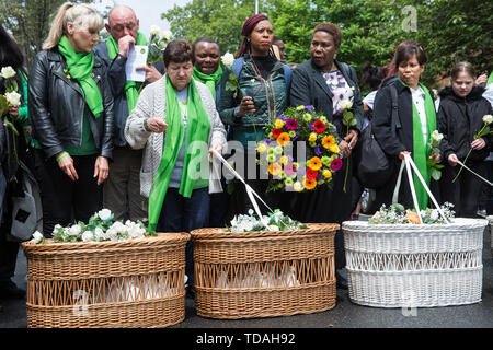 London, Großbritannien. 14 Juni, 2019. Familie Mitglieder vorzubereiten Friedenstauben nach einem Gedenkgottesdienst in der St. Helen's Church den zweiten Jahrestag des Grenfell Turm Brand am 14. Juni 2017 Mark, bei dem 72 Menschen starben und mehr als 70 wurden verletzt. Credit: Mark Kerrison/Alamy leben Nachrichten Stockfoto