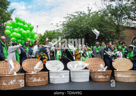 London, Großbritannien. 14 Juni, 2019. Familie Mitglieder release Friedenstauben nach einer Trauerfeier in der St. Helen's Church den zweiten Jahrestag des Grenfell Turm Brand am 14. Juni 2017 Mark, bei dem 72 Menschen starben und mehr als 70 wurden verletzt. Credit: Mark Kerrison/Alamy leben Nachrichten Stockfoto