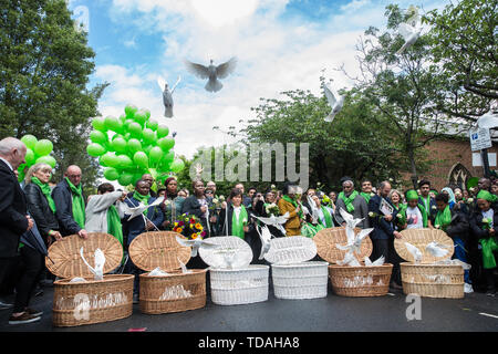 London, Großbritannien. 14 Juni, 2019. Familie Mitglieder release Friedenstauben nach einer Trauerfeier in der St. Helen's Church den zweiten Jahrestag des Grenfell Turm Brand am 14. Juni 2017 Mark, bei dem 72 Menschen starben und mehr als 70 wurden verletzt. Credit: Mark Kerrison/Alamy leben Nachrichten Stockfoto