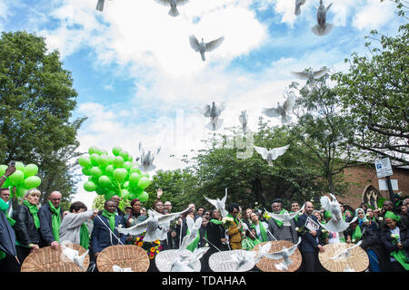 London, Großbritannien. 14 Juni, 2019. Familie Mitglieder release Friedenstauben nach einer Trauerfeier in der St. Helen's Church den zweiten Jahrestag des Grenfell Turm Brand am 14. Juni 2017 Mark, bei dem 72 Menschen starben und mehr als 70 wurden verletzt. Credit: Mark Kerrison/Alamy leben Nachrichten Stockfoto