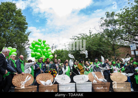 London, Großbritannien. 14 Juni, 2019. Familie Mitglieder release Friedenstauben nach einer Trauerfeier in der St. Helen's Church den zweiten Jahrestag des Grenfell Turm Brand am 14. Juni 2017 Mark, bei dem 72 Menschen starben und mehr als 70 wurden verletzt. Credit: Mark Kerrison/Alamy leben Nachrichten Stockfoto