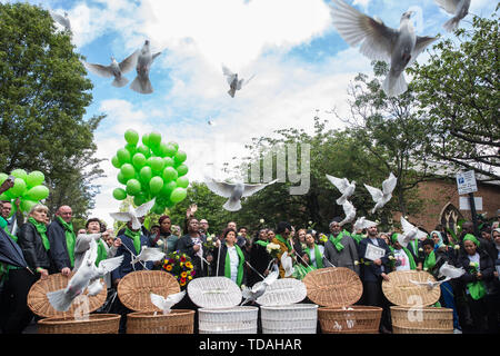 London, Großbritannien. 14 Juni, 2019. Familie Mitglieder release Friedenstauben nach einer Trauerfeier in der St. Helen's Church den zweiten Jahrestag des Grenfell Turm Brand am 14. Juni 2017 Mark, bei dem 72 Menschen starben und mehr als 70 wurden verletzt. Credit: Mark Kerrison/Alamy leben Nachrichten Stockfoto