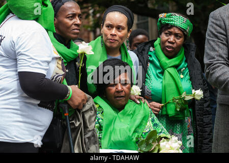 London, Großbritannien. 14 Juni, 2019. Familie Mitglieder vorzubereiten Friedenstauben nach einem Gedenkgottesdienst in der St. Helen's Church den zweiten Jahrestag des Grenfell Turm Brand am 14. Juni 2017 Mark, bei dem 72 Menschen starben und mehr als 70 wurden verletzt. Credit: Mark Kerrison/Alamy leben Nachrichten Stockfoto