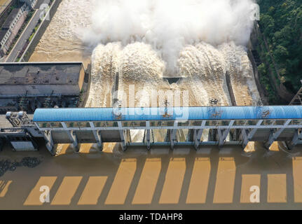 Yongzhou, China, 14. Juni 2019. Yongzhou. 14 Juni, 2019. Luftbild von am Juni 14, 2019 zeigt Wasser ausgießt Schleusen des Shuangpai Reservoir in Yongzhou, der Central China Provinz Hunan. Credit: Er: Hongfu/Xinhua/Alamy Leben Nachrichten Quelle: Xinhua/Alamy leben Nachrichten Stockfoto