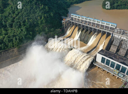 Yongzhou, China, 14. Juni 2019. Yongzhou. 14 Juni, 2019. Luftbild von am Juni 14, 2019 zeigt Wasser ausgießt Schleusen des Shuangpai Reservoir in Yongzhou, der Central China Provinz Hunan. Credit: Er: Hongfu/Xinhua/Alamy Leben Nachrichten Quelle: Xinhua/Alamy leben Nachrichten Stockfoto