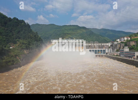 Yongzhou, China, 14. Juni 2019. Yongzhou. 14 Juni, 2019. Luftbild von am Juni 14, 2019 zeigt Wasser ausgießt Schleusen des Shuangpai Reservoir in Yongzhou, der Central China Provinz Hunan. Credit: Er: Hongfu/Xinhua/Alamy Leben Nachrichten Quelle: Xinhua/Alamy leben Nachrichten Stockfoto