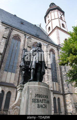 Leipzig, Deutschland. 14 Juni, 2019. Blick auf das Denkmal für den Komponisten Johann Sebastian Bach in der Thomaskirche in Leipzig. Am Abend ist der Bach Festival 2019 hier öffnen. Das Motto des Festivals für 2019 ist "Hof-Compositeur Bach". Vor der Komponist Thomaskantor wurde, war er am Hof seit vielen Jahren beschäftigt. Die Musik von Johann Sebastian Bach schrieb Es steht im Mittelpunkt des diesjährigen Festivals. Bis zum 23. Juni, fast 160 Veranstaltungen stehen auf dem Programm. Credit: Hendrik Schmidt/dpa-Zentralbild/dpa/Alamy Leben Nachrichten Quelle: dpa Picture alliance/Alamy leben Nachrichten Stockfoto