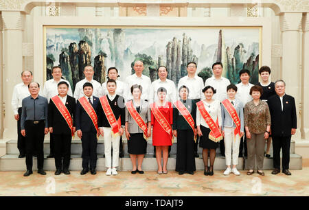 Peking, China. 14 Juni, 2019. (190614) - Peking, 14. Juni 2019 (Xinhua) - Huang Kunming (5. R, hinten), ein Mitglied des Politbüros der Kommunistischen Partei Chinas (CPC) und Leiter der Abteilung Öffentlichkeitsarbeit des CPC-Zentralausschusses, erfüllt mit der herausragenden Rolle Modelle von Peking in der Großen Halle des Volkes in Peking, der Hauptstadt von China, 14. Juni 2019. Ein Treffen für die herausragende Rolle Modelle von Peking war Freitag in Peking statt. Cai Qi, Mitglied des Politbüros des Zentralkomitees der CPC und Sekretär der CPC Peking kommunalen Ausschuss, als Stockfoto