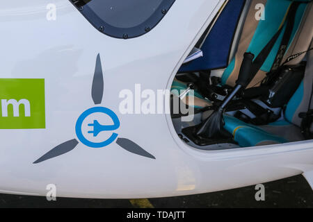 Pruszcz Danzig, Polen. 14. Juni, 2019 Pipistrel Alpha Elektro - 100 Prozent elektrische Flugzeug gesehen wird. Ebene Besuch Pruszcz Flughafen war ein Teil von Fortum unternehmen Werbe-Flug über den Polen aus Breslau auf vollelektrische Flugzeug nach Danzig. Pipistrel Alpha Elektro kann auf Builtin 21 kW Batterie für etwa eine Stunde fliegen mit Geschwindigkeiten über 150 km/h © vadim Pacajev/Alamy leben Nachrichten Stockfoto