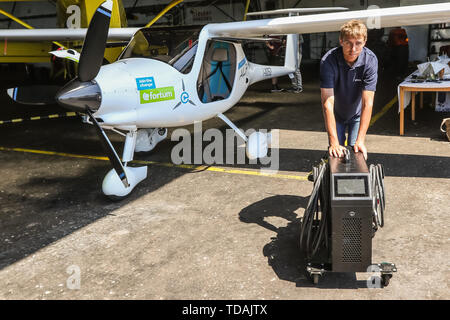 Pruszcz Danzig, Polen. 14. Juni, 2019 Pipistrel Alpha Elektro - 100 Prozent elektrische Flugzeug gesehen wird. Ebene Besuch Pruszcz Flughafen war ein Teil von Fortum unternehmen Werbe-Flug über den Polen aus Breslau auf vollelektrische Flugzeug nach Danzig. Pipistrel Alpha Elektro kann auf Builtin 21 kW Batterie für etwa eine Stunde fliegen mit Geschwindigkeiten über 150 km/h © vadim Pacajev/Alamy leben Nachrichten Stockfoto