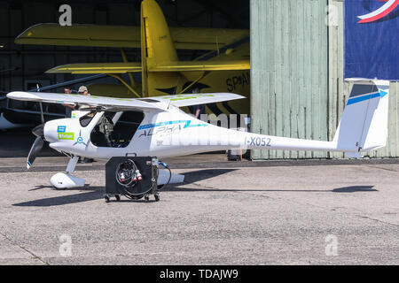 Pruszcz Danzig, Polen. 14. Juni, 2019 Pipistrel Alpha Elektro - 100 Prozent elektrische Flugzeug gesehen wird. Ebene Besuch Pruszcz Flughafen war ein Teil von Fortum unternehmen Werbe-Flug über den Polen aus Breslau auf vollelektrische Flugzeug nach Danzig. Pipistrel Alpha Elektro kann auf Builtin 21 kW Batterie für etwa eine Stunde fliegen mit Geschwindigkeiten über 150 km/h © vadim Pacajev/Alamy leben Nachrichten Stockfoto