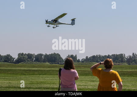 Pruszcz Danzig, Polen. 14. Juni, 2019 Pipistrel Alpha Elektro - 100 Prozent elektrische Flugzeug gesehen wird. Ebene Besuch Pruszcz Flughafen war ein Teil von Fortum unternehmen Werbe-Flug über den Polen aus Breslau auf vollelektrische Flugzeug nach Danzig. Pipistrel Alpha Elektro kann auf Builtin 21 kW Batterie für etwa eine Stunde fliegen mit Geschwindigkeiten über 150 km/h © vadim Pacajev/Alamy leben Nachrichten Stockfoto