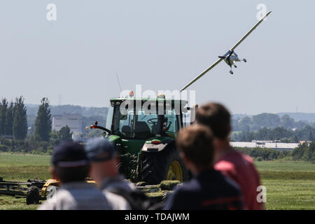 Pruszcz Danzig, Polen. 14. Juni, 2019 Pipistrel Alpha Elektro - 100 Prozent elektrische Flugzeug gesehen wird. Ebene Besuch Pruszcz Flughafen war ein Teil von Fortum unternehmen Werbe-Flug über den Polen aus Breslau auf vollelektrische Flugzeug nach Danzig. Pipistrel Alpha Elektro kann auf Builtin 21 kW Batterie für etwa eine Stunde fliegen mit Geschwindigkeiten über 150 km/h © vadim Pacajev/Alamy leben Nachrichten Stockfoto