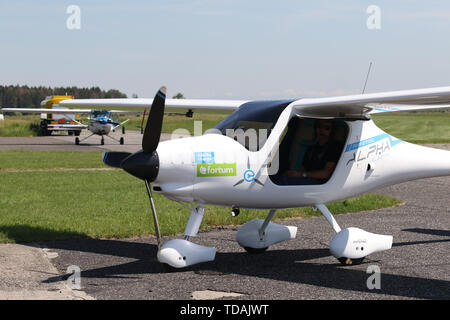 Pruszcz Danzig, Polen. 14. Juni, 2019 Pipistrel Alpha Elektro - 100 Prozent elektrische Flugzeug gesehen wird. Ebene Besuch Pruszcz Flughafen war ein Teil von Fortum unternehmen Werbe-Flug über den Polen aus Breslau auf vollelektrische Flugzeug nach Danzig. Pipistrel Alpha Elektro kann auf Builtin 21 kW Batterie für etwa eine Stunde fliegen mit Geschwindigkeiten über 150 km/h © vadim Pacajev/Alamy leben Nachrichten Stockfoto