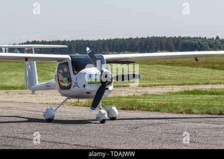 Pruszcz Danzig, Polen. 14. Juni, 2019 Pipistrel Alpha Elektro - 100 Prozent elektrische Flugzeug gesehen wird. Ebene Besuch Pruszcz Flughafen war ein Teil von Fortum unternehmen Werbe-Flug über den Polen aus Breslau auf vollelektrische Flugzeug nach Danzig. Pipistrel Alpha Elektro kann auf Builtin 21 kW Batterie für etwa eine Stunde fliegen mit Geschwindigkeiten über 150 km/h © vadim Pacajev/Alamy leben Nachrichten Stockfoto