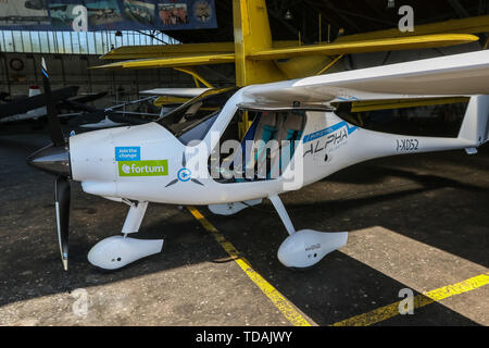 Pruszcz Danzig, Polen. 14. Juni, 2019 Pipistrel Alpha Elektro - 100 Prozent elektrische Flugzeug gesehen wird. Ebene Besuch Pruszcz Flughafen war ein Teil von Fortum unternehmen Werbe-Flug über den Polen aus Breslau auf vollelektrische Flugzeug nach Danzig. Pipistrel Alpha Elektro kann auf Builtin 21 kW Batterie für etwa eine Stunde fliegen mit Geschwindigkeiten über 150 km/h © vadim Pacajev/Alamy leben Nachrichten Stockfoto