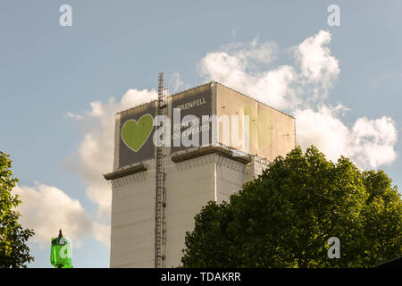 London, Großbritannien. 14 Juni, 2019. Mitglieder aus dem Grenfell Gemeinschaft, mit den örtlichen Feuerwehren, nehmen teil an der Grenfell stillen Spaziergang der 2. Jahrestag des Hochhauses Feuer im Jahr 2017, als 72 Menschen ihr Leben verloren. Penelope Barritt/Alamy leben Nachrichten Stockfoto