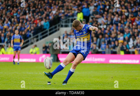 Emerald Headingley Stadium, Leeds, West Yorkshire, 14. Juni 2019. Liam Sutcliffe von Leeds Rhinos tritt der Abstoß während der Betfred Super League Befestigung bei Emerald Headingley Stadium, Leeds. Credit: Touchlinepics/Alamy leben Nachrichten Stockfoto