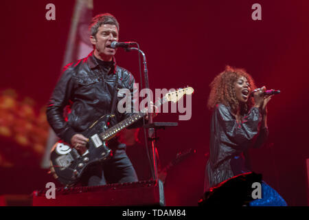 Newport, Isle of Wight, Großbritannien. 14. Juni 2019. Noel Gallaghers Hoch fliegende Vögel auf der Bühne des Isle of Wight Festivals. Quelle: Jim Houlbrook/Alamy leben Nachrichten Stockfoto