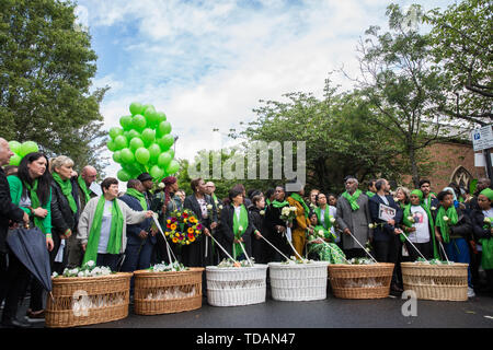 London, Großbritannien. 14 Juni, 2019. Familie Mitglieder vorzubereiten Friedenstauben nach einem Gedenkgottesdienst in der St. Helen's Church den zweiten Jahrestag des Grenfell Turm Brand am 14. Juni 2017 Mark, bei dem 72 Menschen starben und mehr als 70 wurden verletzt. Credit: Mark Kerrison/Alamy leben Nachrichten Stockfoto